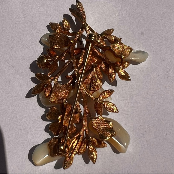 Vintage signed Coro Brooch milk glass pearl Flower Pin - Picture 4 of 4